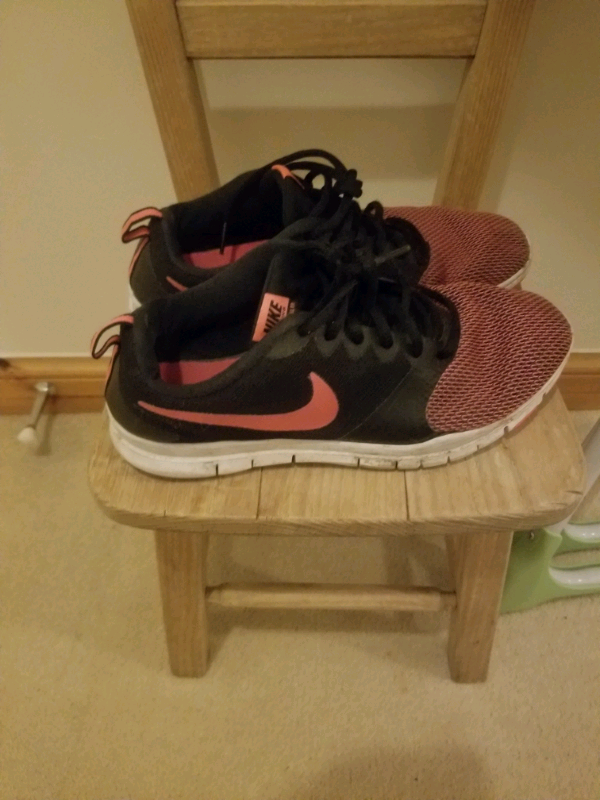 womens black nike trainers size 6